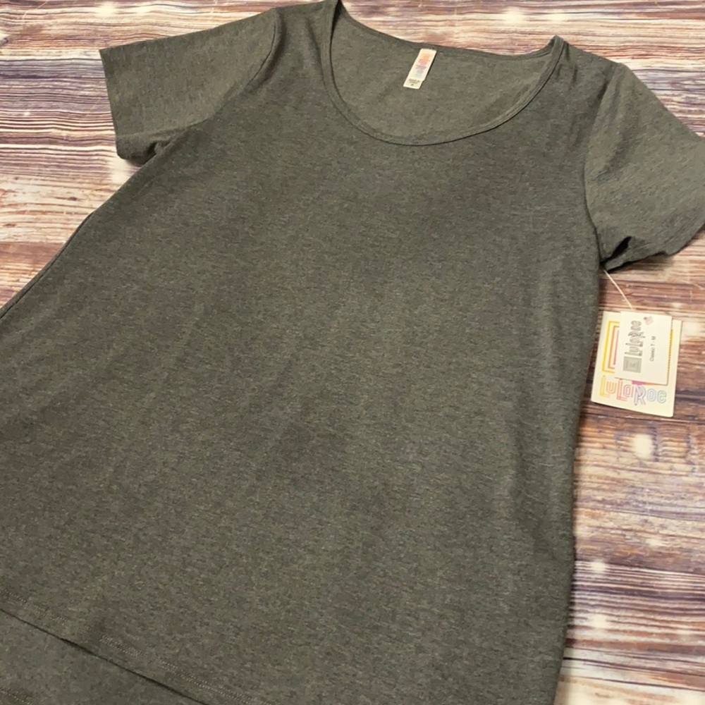 NWT Lularoe classic tee size medium